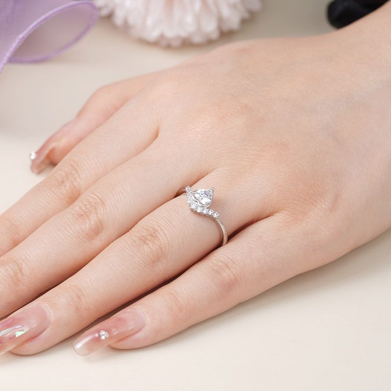 Heart-cut V Ring