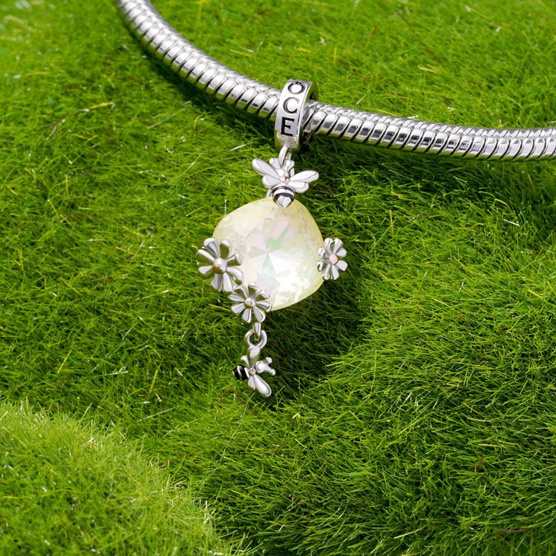 Bee Loves Daisy Flower Pendant