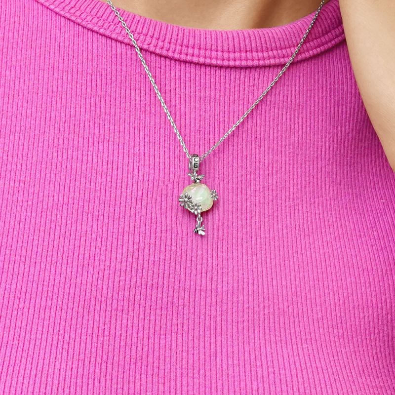 Bee Loves Daisy Flower Pendant